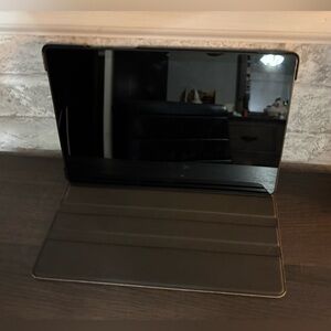 Samsung Galaxy tablet A7, very old and is slow. Great for kids.